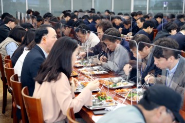 사회적 거리 두기 실천 구내식당 ‘가림막’ 설치 한 광주시