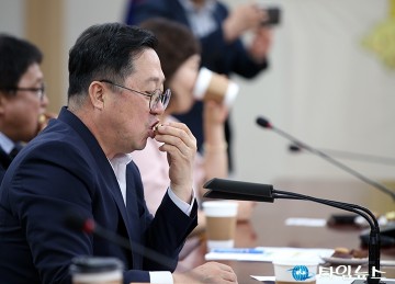 “이 맛은 못 참지!”…이장우 대전시장, 꿈돌이 호두과자에 푹 빠지다