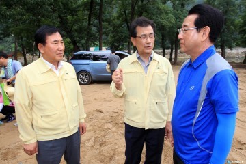 [포토]김영록 농식품부 장관,  호우피해지역 방문 "수해복구 구슬땀"