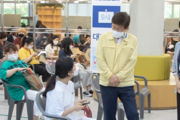 최교진 세종시교육감, 고3‧교직원 백신 접종 현장 찾아 격려
