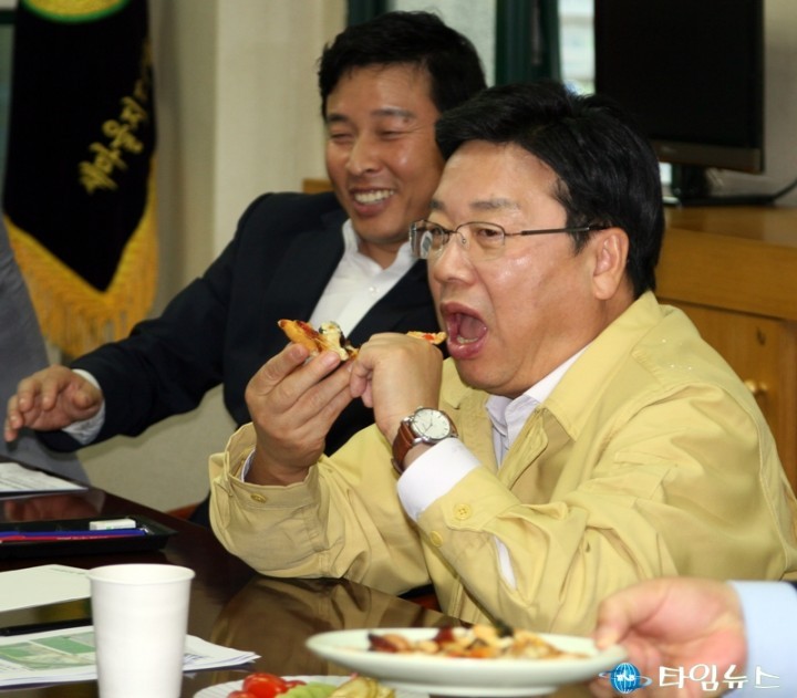 피자 먹는 권선택 대전시장과 장종태 서구청장