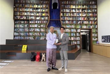 광양매화축제추진위, 신춘식 명예 감독에 감사패 전달 