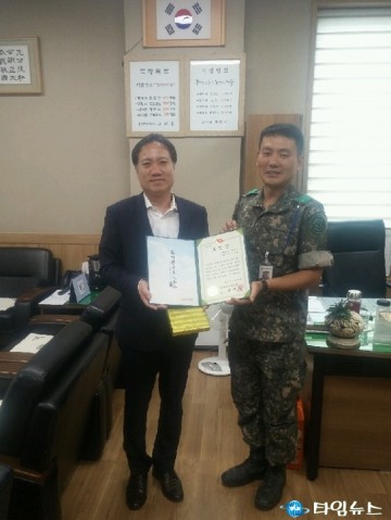   임동주 경주시 황성동장은  50사단장 표창 수상  