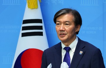 조국, 대표경선 단독 입후보…"내가 '尹정권 심판론' 되살렸다"