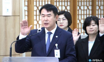 국정감사서 증인 선서를 하고 있는 이정선 광주교육감