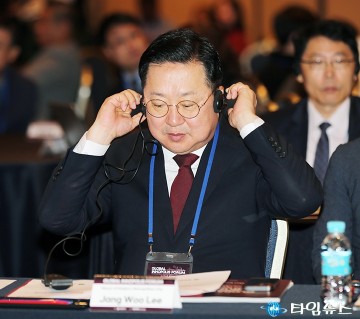 ‘2023 세계혁신도시포럼’에서 통역기 착용한 이장우 대전시장