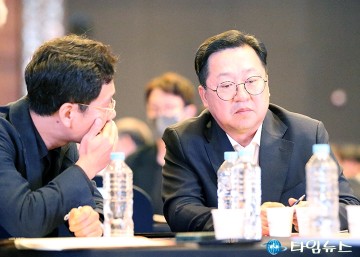 대화 나누는 이장우 대전시장과 이승찬 대전시체육회 회장
