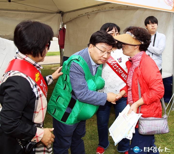 대전시민 NGO 한마당 둘러보는 권선택 대전시장