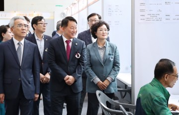 대전 서구 굿잡 일자리박람회 둘러보는 서철모 서구청장