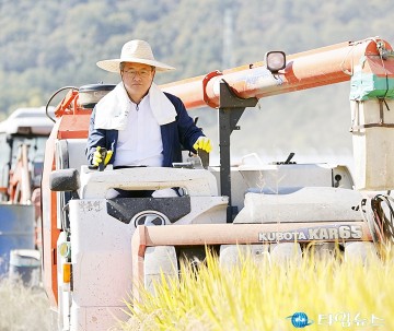 정용래 유성구청장, 벼 수확하며 ‘풍년’ 기원