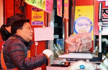 권선택 대전시장, 고기 사세요!