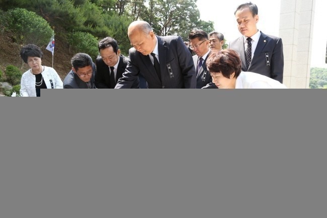 천안 태조산 천안인의 상 에서  제60회  현충일 추념식