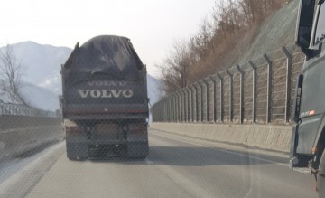 과적으로 보이는 석탄차 낙하물로 뒤따르던 차량손상 배째라!