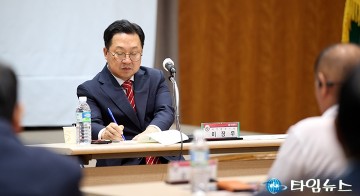 메모하는 이장우 대전시장