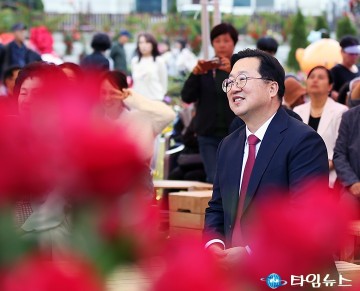 장미에 빠진 이장우 대전시장