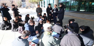 尹영장 '형소법 예외' 적시…尹측 "불법무효…추가 권한쟁의"