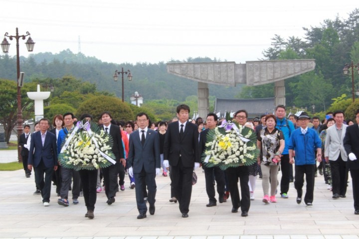 신계륜 의원, 5.18광주민주화묘역 참배 “아직은 죽을 때가 아닌데...”