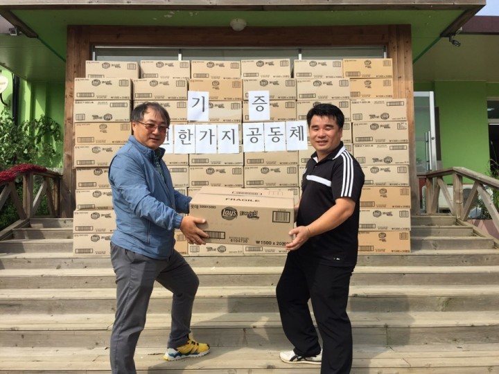 연한가지공동체, 관내 아동 위해‘사랑의 과자’기증