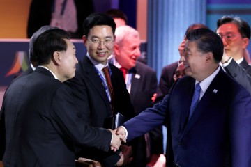 윤석열대통령, 시진핑과 만나 악수…APEC서 별도 회담 가능성