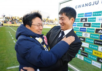 이정효 광주FC 감독과 포옹하는 강기정 광주시장