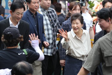 '총선 코앞' 박근혜 전 대통령 내달5일 대구서 회고록 북콘서트..정치계 촉각..