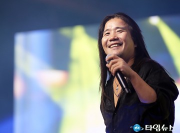 ‘대전 0시 뮤직페스티벌’에서 공연하는 박완규
