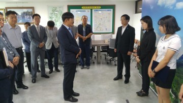 AI 방역업무 숨진 공무원 유가족에 위로금 전달