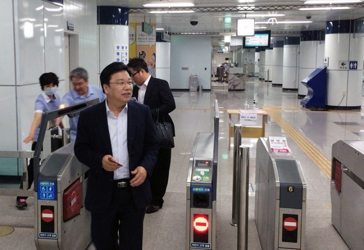 지하철로 출근하는 권선택 대전시장