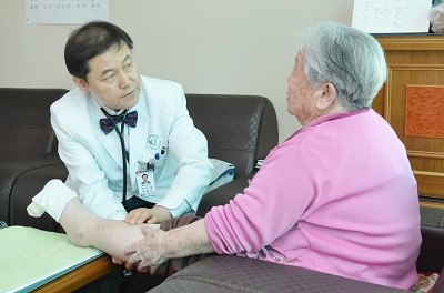 건양대병원 류한영 교수, 5년째 매월 복지관 의료봉사