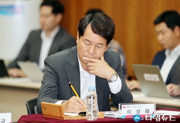 당정협의회에서 메모하는 이상래 대전시의회 의장
