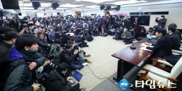 청화대, 朴정권 인사 수백명 감찰지시 김태우 또 폭로"끝까지 밝혀낼것 "