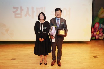 김동수 유성구의회 의장, 보육발전 공로로 감사패 받아