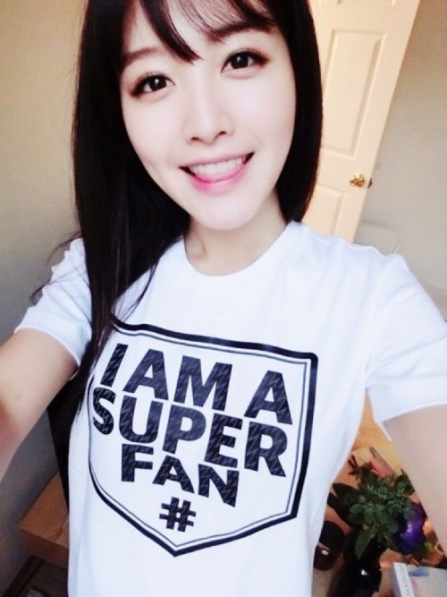 레인보우 재경, 티셔츠만으로 빛나는 여신미모 눈길!