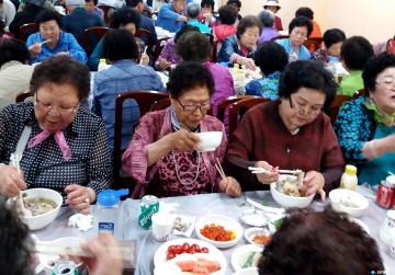 원주남문교회 가정의 달 '관내 어르신 초청 식사 대접'