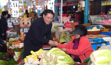 권오봉 여수시장, 설 명절 앞두고 상인들 격려 나서 