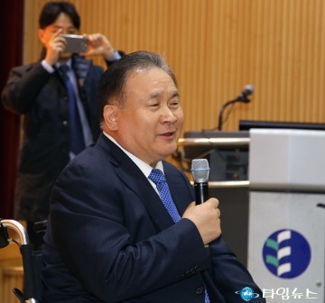 인사하는 이상민 국회의원