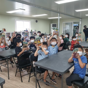 초등학생들 화분에 직접 그려보고 심어보는 체험 활동