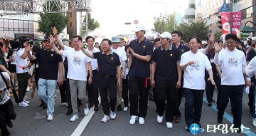 ‘대전 0시 축제’ 개막 퍼레이드 하는 이장우 대전시장