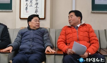 마주 본 권선택 시장과 박수범 구청장