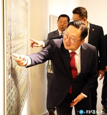 대전포토페스티벌 둘러보는 이장우 대전시장