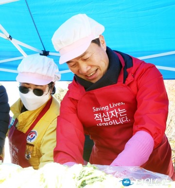‘사랑의 김장나눔’에 참석한 이택구 전 대전시 행정부시장