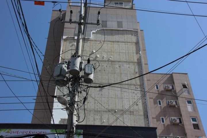 예천읍,강풍으로 인해 고층건물 외벽 부착물 떨어져 날아가...