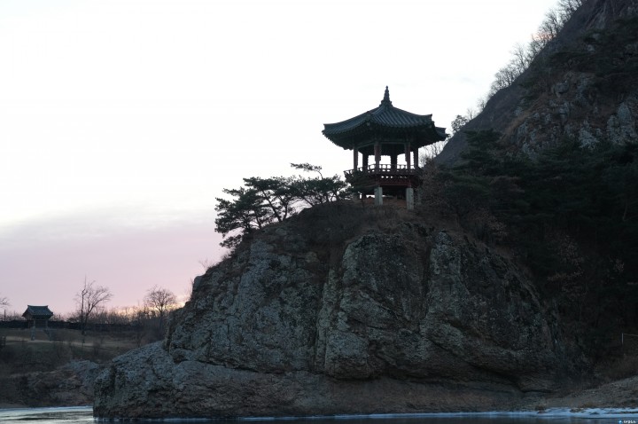 겨울 아침을 깨우는 장관… 영동 월류봉, 고요 속 일출 장면 포착