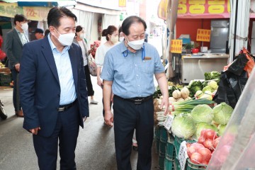 김영환 충북도지사, 전통시장 찾아 민생안정 위한 소통 나서