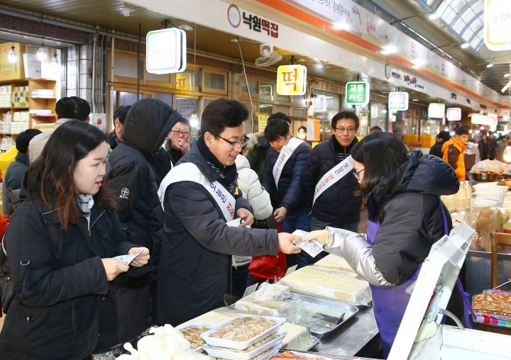 허태정 유성구청장, 차례 상 준비는 전통시장에서!