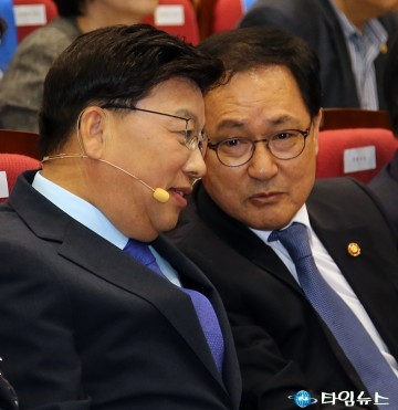 대화 나누는 권선택 시장과 유영민 과기부장관