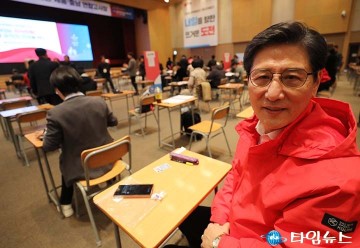 이희환 유성구의회 의원, 국민의힘 PPAT 앞두고 자리서 대기