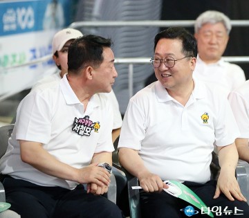 이장우 대전시장·서철모 서구청장, 대전 0시 축제 현장서 만남