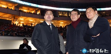 대전 한화생명 볼파크 둘러보는 박희조 동구청장과 이승찬 계룡건설 회장
