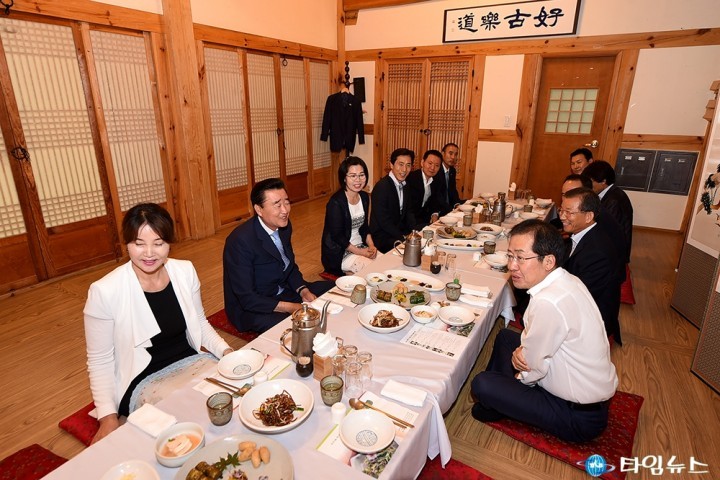 홍 지사, 경기 회복위해 김해지역 경제인과 합심(合心)